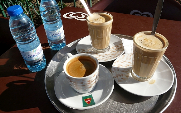 Galão – portugiesischer Milchkaffee ohne Schaum, fast immer im Glas serviert.